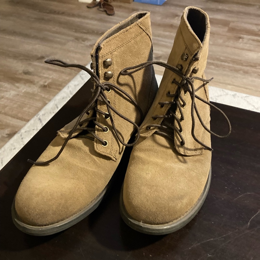 American Eagle Mens combat style boot size 11 tan suede